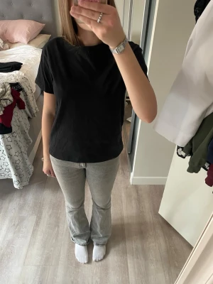 Svart t-shirt från Carin Wester - En oversized svart t-shirt från Carin Wester i mjuk bomull. T-shirten har rund halsringning och korta ärmar, perfekt för en clean och enkel stil. Den är oversized och lite cropped. pris går att diskutera