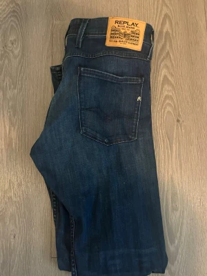 Mörkblå jeans från Replay - Säljer nu mina replay anbass jeans då jag inte gillar passformen. Jeansen är i nyskick och har iprincip aldrig använts. Storleken är 34. Nypris 1000kr+