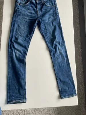 Tiger of sweden jeans i storlek w30 l32 - Säljer ett par tiger of sweden jeans i storlek 30/32. Säljer pga att jag växt ur dem. Bra skick, inga defekter. Mörkblå