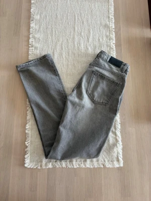Dam grå raka jeans - Storlek XXS från lager 157 i modellen icon. Skickas inom 48h kika in min profil för mer fina plagg! Rakt över midjemått: ca 33cm. Innebenslängd: ca 79cm.
