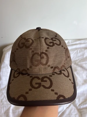 Beige GG keps - Beige/khaki GG keps, storlek M/57CM ny och oanvänd.