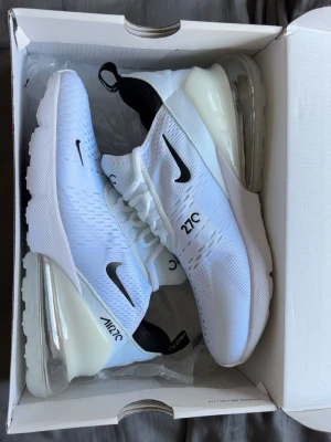 Helt nya vita nike 270s - Nike Air Max 270 sneakers i vit storlek 42. Säljer eftersom dom är för små för mig. Skorna är helt nya utan några effekter av användning.