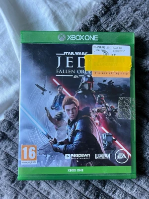 Star Wars Jedi Fallen Order Xbox One - Star Wars Jedi: Fallen Order till Xbox One. Ett actionäventyrsspel från EA och Respawn där du spelar som en ung Jedi. Omslaget är grönt och spelet kommer i originalfodral med skiva och reklamblad. Helt nytt och har aldrig spelats, hör av er om ni har frågor.