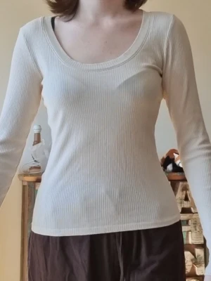 Ribbad beige långärmad topp - Används ett fåtal gånger, inga defekter 