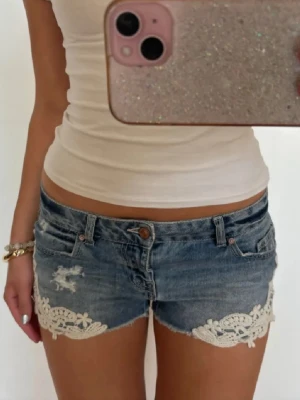 Lågmidjade vintage shorts med spets - Såå snygga Lågmidjade vintage shorts med spets!! Midjemått rakt över: 36. Jag är 168 och det är mina bilder, köp via köp nu direkt eller Swish, kvar tills markerad som såld 💖 
