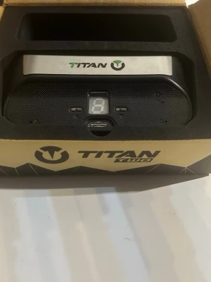 Titan Two device - (Kommer med sladden) Adaptern är en p5general som är gjord för titan two för ps5 annars funkar din titan inte men om du är Xbox så behöver du inte det så meddela mig isåfall.