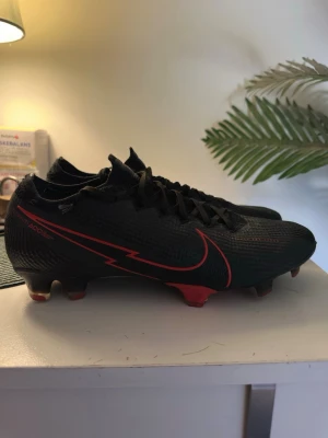 Nike Mercurial Vapor 13 elite FG - Säljer ett par svarta Nike Mercurial Vapor 13 elite FG. Skick 7/10, storlek 37,5