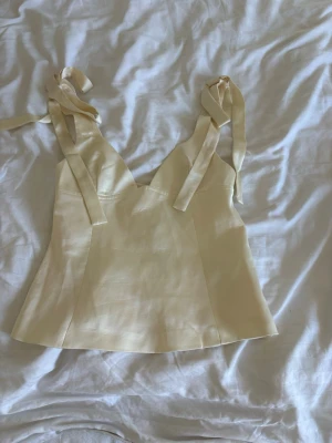 Gul topp från Gina  - Jätte snygg topp från Gina. Säljer då den inte passar. Aldrig använd