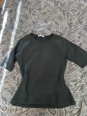 Mörk grå T-shirt  - Halvlånga ärmar | väldigt mjuk | passar S-M