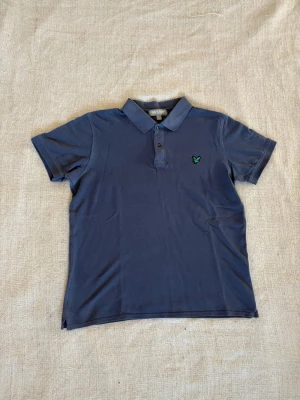 Lyle & scott piké  - Perfekta lösningen på sommarens klädes problem. En piké i fint begagnat skick utan några konstigheter och som har mycket kvar att ge. Dessutom med ett pris på en femtedel av nypriset. Tveka inte på att slå till! (Postar inom 24h)