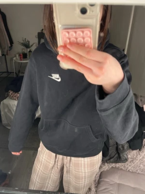 svart nike hoodie - bra skick, använd typ en gång!🩷