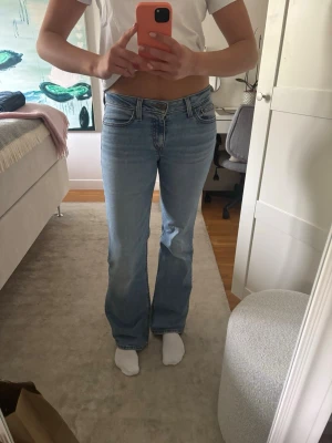 Superlow bootcut - Lågmidjade bootcut jeans från Levis i storlek 27/34