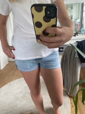 Ljusblå shorts från Gina tricot  - Snygga blåa jeans, sitter bra på alla storlekar typ för dom är så stretchiga och sköna. Säljer för dom inte kommer till användning 