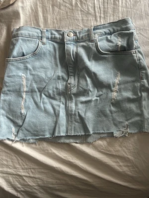 Jeans kjol pull&bear - Säljer denna kjol i storlek L