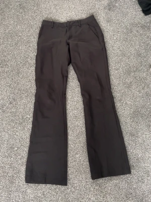 Svarta kostymbyxor bootcut - Svarta kostymbyxor från bikbok,en knapp har gått av vid midjan men man kan fortfarande stänga de🥰