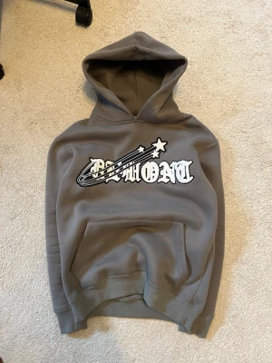 Demont Hoodie  - Yo säljer denna Demont Hoodie som är slutsåld överallt. Bra skicka och riktigt skön tröjan är i XS men passar även S bra 