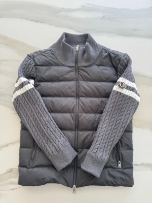 Grå Moncler Cardigan - Grå Moncler cardigan i storlek S. Kom med frågor!