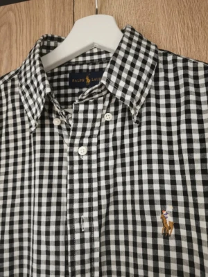 Rutig Ralph Lauren skjorta  - Säljer nu min as snygga Ralph lauren skjorta då den inte används längre, den är i toppen skick och det finns inga skador, den är perfekt till alla outfits och årstider då den är väldigt neutral. Storlek M om det finns frågor är det bara att höra av sig🤝