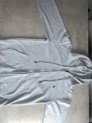 Grå Ralph Lauren Zip Up - Grå Ralph Lauren zip up i mycket bra skick, använts ett fåtal gånger