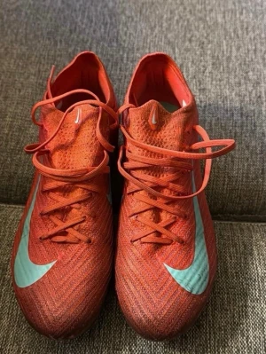 Nike Mercurial Vapor ELITE AG - Fina fotbollsskor - Nike Vapor 16 Elite AG för proffs!  För spel på konstgräs och storlek är 39 (smal model) fint använt skick. 