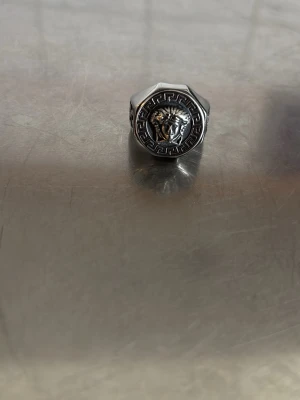 Versace Ring - Säljer en fin Versace ring i nyskick