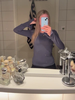 Mörkblå långärmad topp Gina Tricot - Säljer en mörkblå långärmad topp från Gina Tricot. Toppen har en enkel, tight passform och rund halsringning. Den är använd ett fåtal gånger och är därför i mkt bra skick!