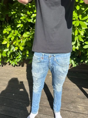 Dondup George jeans - Ljusblå Dondup jeans i modellen George med snygga slitningar från fabrik. Storlek 29. Mycket bra skick. Nypris 3500 mitt pris 450kr. 