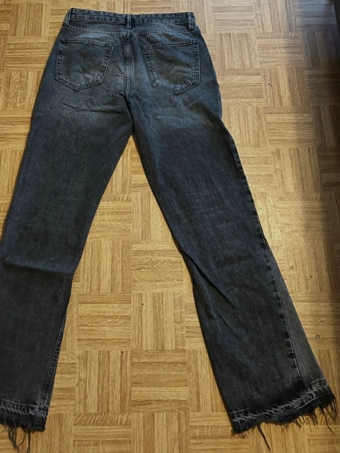 Svarta raka jeans med rå kant - 1