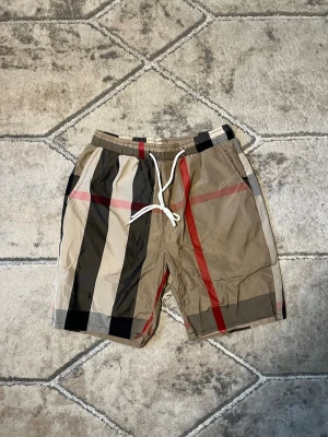 Burrbery shorts - Helt nya. Mitt sista pris är 150 