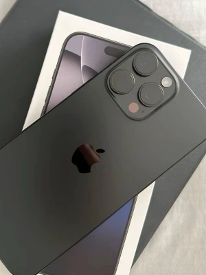 Iphone 16 pro black titanium 128GB - iPhone 16 pro med 92 % kapacitet i nytt skick. Inga synliga repor eller konstigheter. Som helt ny. Mindre än 10 månader gammalt. 
