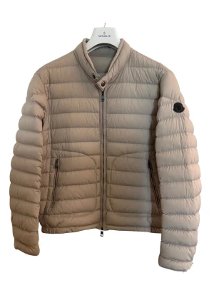 Moncler Acorus jacka - Skriv för fler bilder  Färg - Beige  Märke - Moncler  Storlek - 3/M  Skick- Bra skick, lite mörkare vid nacken(går bort lätt)