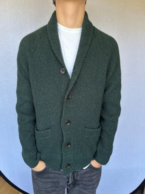 Cardigan H&M M - Detta är en kofta från H&M i storlek M med normal passform. Tröjan är i bra skick. Person på bild är ca 180 och väger 66kg. Hör gärna  av dig vid frågor eller intresse.