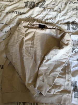 Beige sweatshirt från 157 - En enkel och stilren beige sweatshirt från 157 i storlek S. Tröjan har rund hals. 