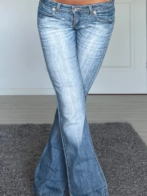 Jeans - Midjemått: 39cm rakt över, innerbenslängd: 84cm 💗