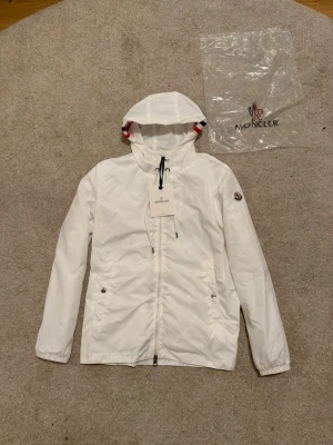 Moncler vindjacka  - Säljer en ny fräsch Moncler vindjacka perfekt inför sommarkvällar och höst/vår. Storlek 1 vilket motsvarar S! Top kvalité top skick. Priset sänks vid snabb affär! 