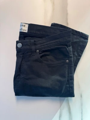Acne Studio jeans - Onvända svarta skinny jeans från acne i storlek W31. Skriv vid intresse!🤗