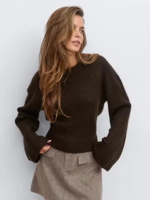 Stickad tröja - Jättemysig stickad tröja från gina tricot som sitter åt i midjan. Använt fåtal gånger så jättebra skick, skriv för fler bilder, tryck gärna köp nu!