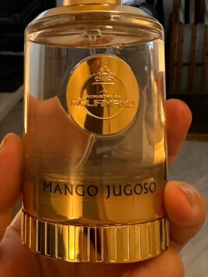 Paris corner Mango Jugoso parfym - Lyxig parfymflaska från Ministry of Oud med namnet Mango Jugoso. Paris corner 