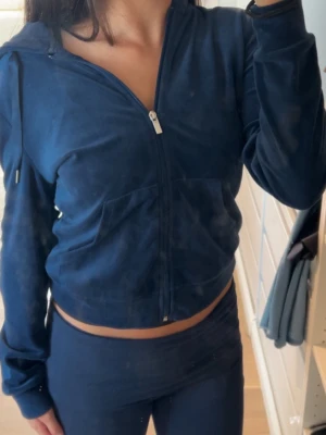 Mörkblå kofta - Jag säljer en marinblå kofta från Gina tricot i storlek Xs. Inga skavanker.  Nypris 300kr. Rabatt om du köper setet. 