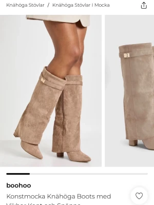 Beige knähöga boots  - Stilrena knähöga boots från boohoo i beige mocka. Skorna har en bred, lös passform med ett dekorativt spänne. Perfekta för att lyfta din outfit med en modern touch. Aldrig använda! Ny pris: 1200kr 