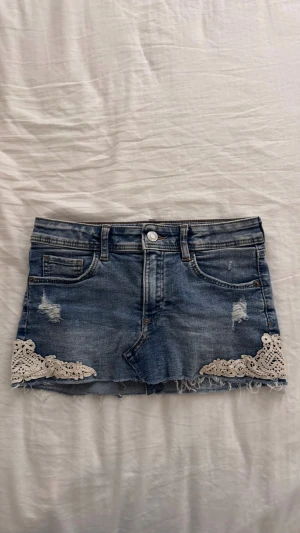 Fin jeanskjol med spets detaljer - Jättefin jeanskjol! Midjevidd 35cm men stretchigt material🥰