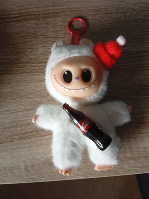 En coca-cola lafufu - Jag säljer en vit Coca-cola lafufu. lite smutsig där bak men går att dorka bort. En liten grej på fötterna man kan ta bort men man ska helst ha den på.