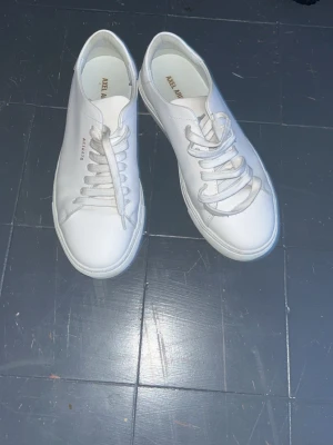 Vita sneakers från Axel Arigato - Vita axel arigato clean 90. Använda fåtal gånger