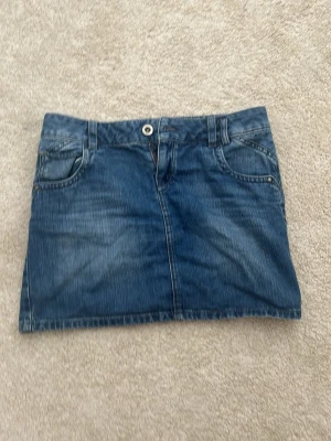 Jeans kjol - Snygg jeanskjol från esprit. Säljer då den inte passar riktigt. Skulle säga storlek M