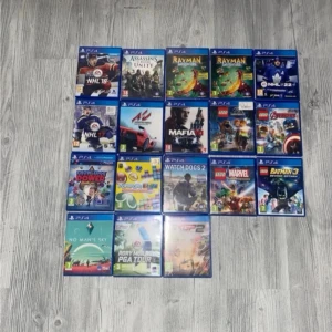PS4 spelpaket med 20+ titlar - Samling med över 20 PlayStation 4-spel i originalblå plastfodral. Inkluderar populära titlar som GTA V, Call of Duty Black Ops 4, Watch Dogs 2, Rayman Legends, LEGO Marvel, NHL, No Man's Sky och fler. Perfekt för dig som vill ha ett varierat spelbibliotek till PS4.