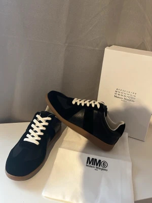 Maison margiela  - Riktigt feta nya Maison Margielas i storlek 44. När du köper skorna för du med dustbag box och självklart skorna! De skickas snabbt och innersulan är 28cm.