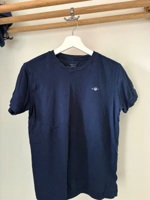 Tshirt  - Jättefin mörkblå tshirt från Gant i storlek 158/164.