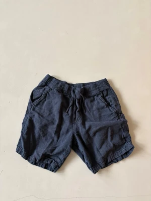 Linneshorts  - Jättefina mörkblåa linneskjorts från Lindex i storlek 152. Säljer även matchande linneskjorta! 
