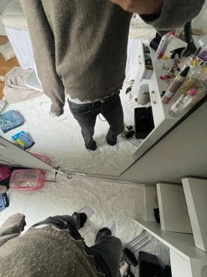 Svartgråa jeans från Gina Tricot  - Säljer ett par svarta jeans från Gina som är bootcut, och har super fint mönster på bakfickorna!