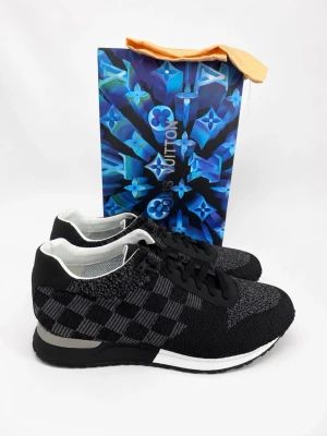 Louis Vuitton Run Away Sneak - Hej! Säljer mina Louis Vuitton Run Away Sneakers i svart/grå Damier-knit. Storlek 45 (LV 11).  Skorna är i väldigt fint skick och används sparsamt. Kommer med originalbox och dustbag. En stilren och eftertraktad modell som passar till allt och är betydligt billigare än nypris.  Nypris ligger runt 12 000–14 000 kr. Säljs endast eftersom dom inte passar mig.  📦 Originalbox och dustbag ingår. 📩 Skicka gärna ett meddelande vid frågor eller om du vill ha fler bilder. Först till kvarn!